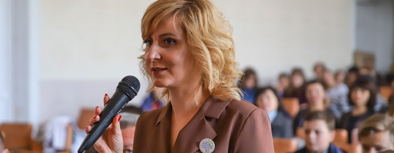 Як Юлія Степанюк, директорка сільської школи, цифровізує навчання