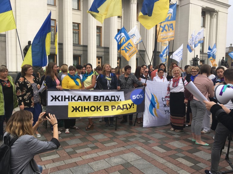 То що ж заважає жінкам іти в політику?