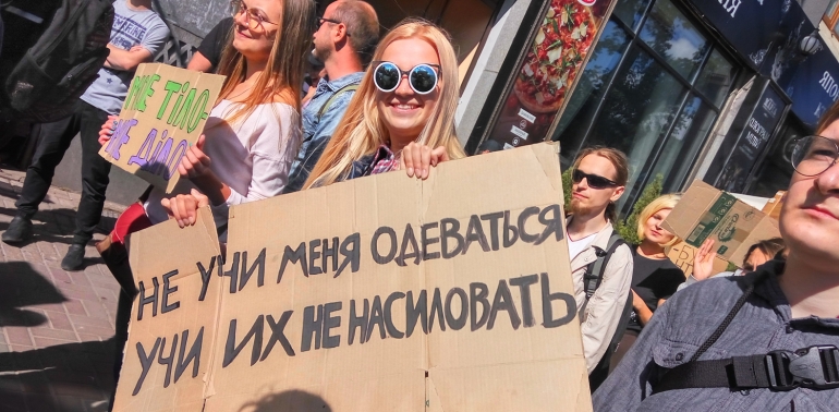Звинувачуйте ґвалтівників — і поверніть жінкам парки, вулиці та їхні власні домівки