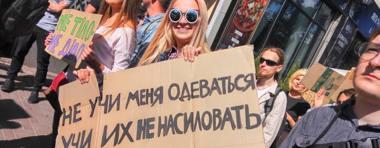Звинувачуйте ґвалтівників — і поверніть жінкам парки, вулиці та їхні власні домівки